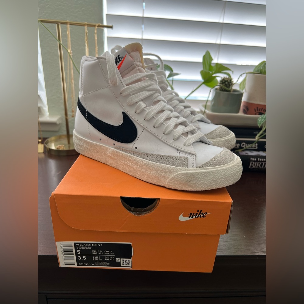 Women’s Nike Blazer Mid 77